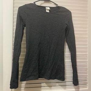 H&M Women’s Black and White striped crew neck EUC